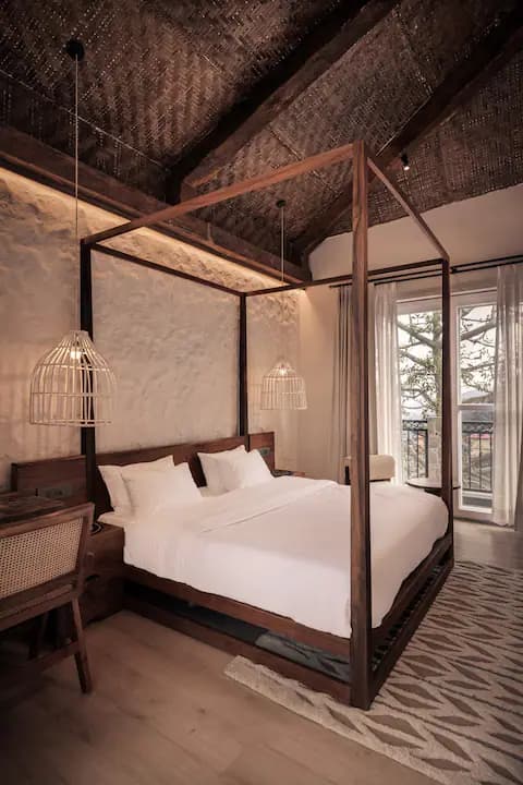 Bedroom 1 — King Bed