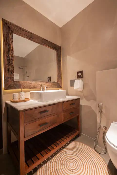 Bathtub & Toiletries